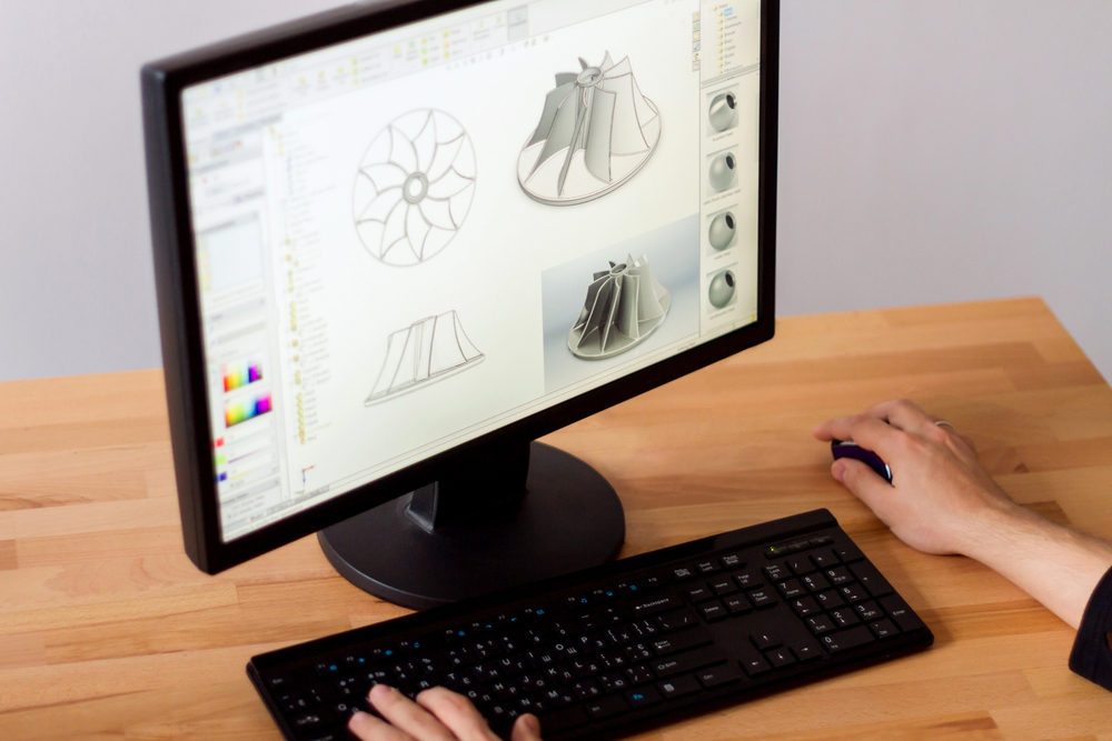 CAD-Arbeitsplatz mit 3D-Modell am Bildschirm